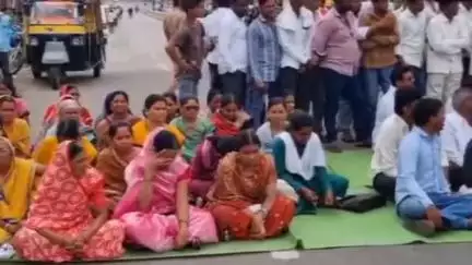 परळी: बीड परळी महामार्गावर टोकवाडी येथे गतिरोधक बसवण्यासाठी ग्रामस्थांच्या वतीने रास्ता रोको करण्यात आला