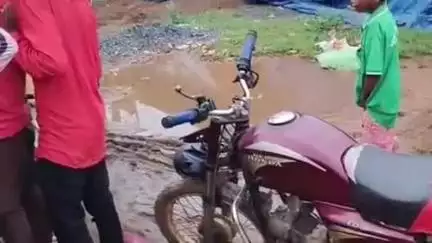 जरमुण्डी: बासुकीनाथ दुमका बस स्टैंड के पास सड़क दुर्घटना में बाइक चालक घायल, अस्पताल में इलाज जारी