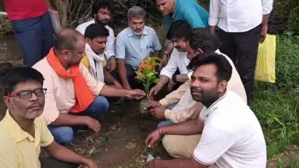 नासरीगंज: भाजपा कार्यकर्ताओं ने पार्टी के 'एक पेड़ मां के नाम' कार्यक्रम के तहत किया वृक्षारोपण
