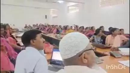 राजमहल: राजमहल प्रखंड सभागार में मतदान केंद्रों के तकनीकी प्रशिक्षण का आयोजन किया गया