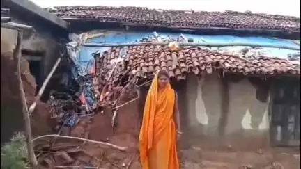 सिमरिया: अम्बाडीह गांव में तेज बारिश से कच्चा मकान गिरा, तीन परिवार बेघर