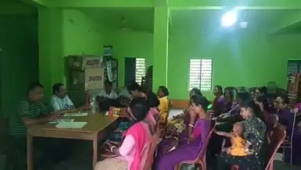 গোসাবা: ম্যালেরিয়া ও ডেঙ্গু রুখতে শম্ভু নগর GPতে এলাকার স্বাস্থ্য কর্মীদের নিয়ে সচেতনতা শিবির করলেন ব্লক স্বাস্থ্য আধিকারিক