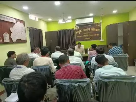 तालूका अधिकारी यांची आढावा बैठक