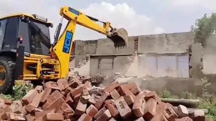 सूरजगढ़: छापड़ा गांव में प्रशासन का पीला पंजा चला, 135 चिन्हित अतिक्रमणों में से 17 हटाए, भारी संख्या में पुलिस बल तैनात रहा
