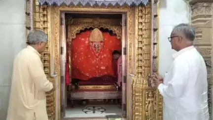 લખપત: કેબિનેટ મંત્રી કુંવરજીભાઈ બાવળિયાએ દેશદેવી મા આશાપુરાના ચરણોમાં માતાનામઢ ખાતે શીશ ઝૂકાવ્યું
