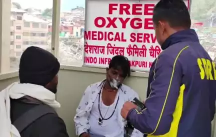 जोशीमठ: बद्रीनाथ धाम में श्रद्धालुओं को मिली जीवनदायिनी ऑक्सीजन सुविधा, जिंदल ट्रस्ट के सौजन्य से पुलिस की सराहनीय पहल