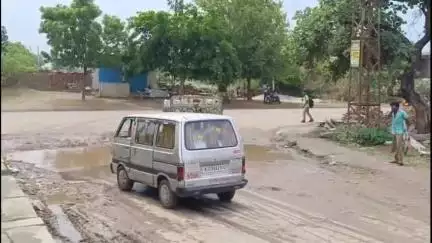 झालरापाटन: बाघेर गांव के पास हरिगढ़ मुख्य मार्ग पर हो रहे गड्ढे से लोगों को हो रही है परेशानी आए दिन हो रही है घटनाएं#jansamsya