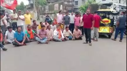 রঘুনাথপুর ১: রাজ্য BJPর সভাপতি সুকান্ত মজুমদারের উপর হামলা ও গ্রেফতারের প্রতিবাদে রঘুনাথপুর শহরের নন্দুয়াড়া মোড়ে BJPর বিক্ষোভ