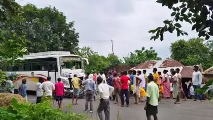 রানিবাঁধ: রানিবাঁধ ঝিলিমিলি রাজ্য সড়কের ওপর কাটিয়াম গ্রামে বেসরকারি বাস ও বাইকের মুখোমুখি সংঘর্ষের ঘটনায় মৃত এক আহত এক