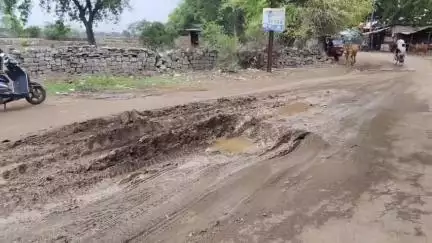 कसडोल: कसडोल नगर के सड़कों पर गड्ढे, हादसों को देते न्योता, नगरवासी सहित राहगीर परेशान
#jansamasya