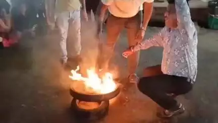 খড়গপুর ১: bjp রাজ্য সভাপতি সুকান্ত মজুমদারকে হেরেস্তার প্রতিবাদে খড়্গপুরে বিক্ষোভ BJP -র