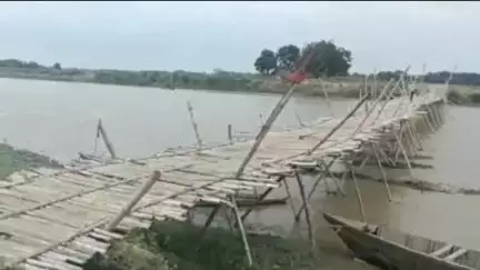 औराई: अतरार घाट पर चचरी पुल ध्वस्त होने के बाद ग्रामीणों ने की मरम्मत, लोगों की आवाजाही शुरू