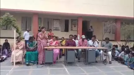 పాణ్యం మండలం Ap మోడల్ స్కూల్ నందు 5 మంది టీచర్స్ బదిలీ పై వెళ్తూ,కంటతడి పెట్టుకున్న టీచర్