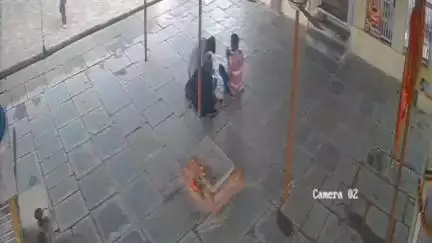 रामगंजमण्डी: चेचट के हिंगलाज माताजी मंदिर में गांजा पीते युवक ने मंदिर के सीसीटीवी कैमरे को तोड़ने की कोशिश की