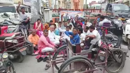 देेेवरिया: सुभाष चौक पर दिव्यांगजनों ने दिया धरना, 6 सूत्रीय मांगों को लेकर प्रशासन को सौंपा ज्ञापन