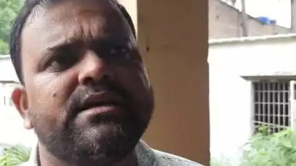 डंडारी: डंडारी प्रखंड में तीन बकरी वितरण योजना के तहत लाभुकों को बकरियां वितरित की गईं