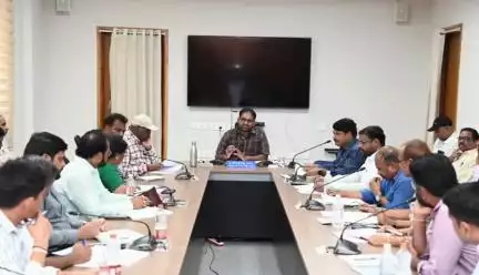 పెద్దపల్లి: జిల్లా కలెక్టర్ కార్యాలయంలో సమావేశం నిర్వహించి భవిత సెంటర్లు సమర్థవంతంగా నిర్వహించాలని అన్నారు జిల్లా కలెక్టర్