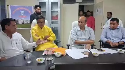चूरू: उमस भरी गर्मी में मेडिकल एजुकेशन सेकेट्री ने पीडीयू मेडिकल कॉलेज में 3 घंटे मीटिंग की, अधूरे कार्य पूरे करने के दिए निर्देश