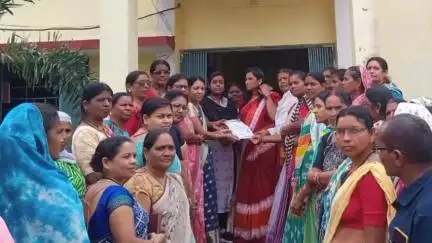 गुण्डरदेही: कांकेर के ग्राम चिखली में मितानिन की हत्या से आक्रोशित मितानियों ने मुख्यमंत्री के नाम गुण्डरदेही SDM को सौंपा ज्ञापन