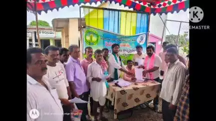 జూలూరుపాడు: జూలూరుపాడు మండల కేంద్రంలోని భూ సమస్యల పరిష్కరించాలంటూ రెవెన్యూ సదస్సులో పలు సంఘాల నాయకులు వినతిపత్రం
