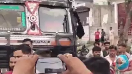 नूह: तावडू में शराब के ठेके को बंद कराने के लिए कस्बे के लोगों ने किया रोड जाम, मौके पर पहुंची पुलिस