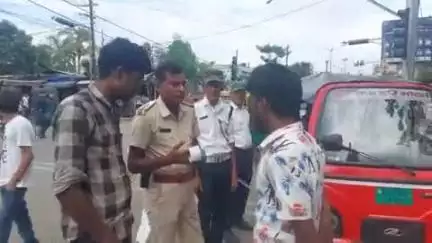 मुशहरी: ट्रैफिक पुलिस ने सदर अस्पताल मोड़ के पास वाहन जांच अभियान चलाया, ₹35 हजार का चालान काटा