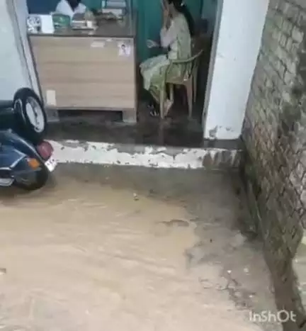 सरकाघाट: रखोह बाजार में बारिश के कारण लोगों के घरों में घुसा पानी