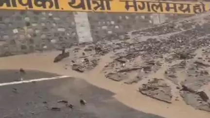टिहरी: नरेंद्रनगर क्षेत्र में देर शाम भारी बारिश से नरेंद्रनगर बाईपास गुजराड़ा सड़क मार्ग भूस्खलन के कारण बंद