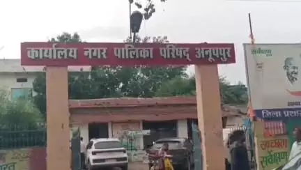 अनूपपुर: अनूपपुर वार्ड 10 में आदिवासी की पुश्तैनी जमीन पर बिना सहमति जल टंकी निर्माण, प्रशासन पर गंभीर आरोप