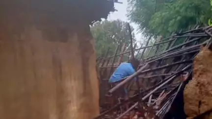 भंडरा: लोहरदगा में मूसलधार बारिश से भंडरा प्रखंड में गिरे कई मकान, फसलें बर्बाद और सड़क हुई अवरुद्ध