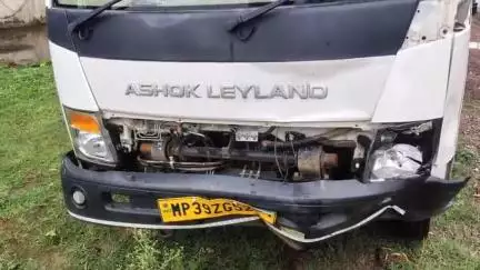 मऊगंज: शिवपुर नेबूहा गांव के समीप मिलर मशीन की टक्कर से बाइक सवार व्यक्ति हुआ घायल, संजय गांधी अस्पताल किया गया रेफर