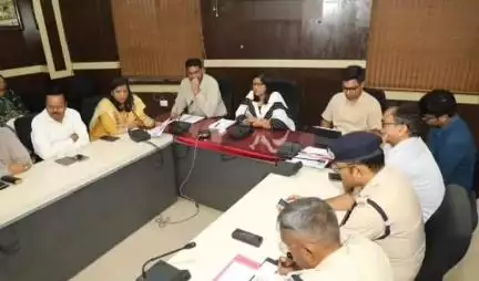 ग्वालियर गिर्द: ग्वालियर कलेक्ट्रेट में कलेक्टर रुचिका चौहान ने अधिकारियों के साथ की बैठक