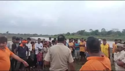 छोटी सरवन: वाड़ा मकनपुरा गांव में पुल पर अनियंत्रित होकर ट्रैक्टर चालक नदी में बहा, चालक का शव हुआ बरामद