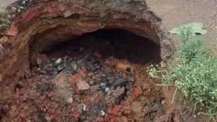 चान्हो: मूसलाधार बारिश से खूंटीटोली निवासी सलीम अंसारी का कच्चा मकान गिरा