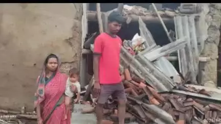 लावालौंग: मूसलाधार बारिश से कटिया पंचायत में गरीबों के घर गिरे, लोगों ने लगाई मदद की गुहार