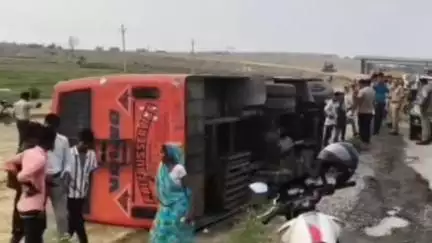 बिलग्राम: बिलग्राम क्षेत्र में वन विभाग कार्यालय के पास तेज रफ्तार निजी बस अनियंत्रित होकर पलट गई, 6 लोग गंभीर रूप से घायल