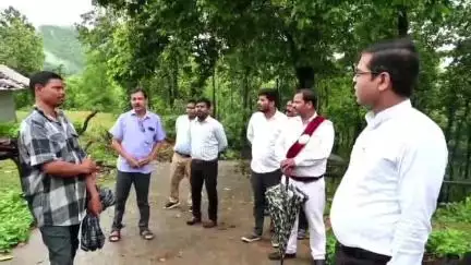 पेशरार: उपायुक्त डॉ. ताराचंद ने किया पेशरार प्रखंड का दौरा, लावापानी जलप्रपात पर ग्रामीणों की समस्याओं से हुए अवगत