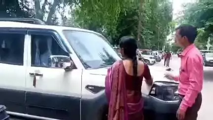 डुमरा: दूसरी पत्नी के बेटे संग जा रहे पति को पहली पत्नी ने सड़क पर घेरा, मामला थाने पहुंचा