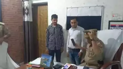 शाहाबाद: कोतवाली शाहबाद में प्रभारी निरीक्षक ने खोए हुए मोबाइल को बरामद कर मोबाइल स्वामी को सौंपा
