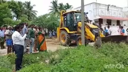 சோளிங்கர்: நந்திமங்கலத்தில் ஆட்சியரின் உத்தரவின் பேரில் சுடுகாட்டுப் பாதையை ஆக்கிரமிப்பை அகற்றி  பாதையை மீட்ட அதிகாரிகள்