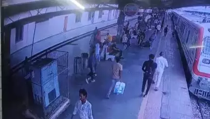 कोल: रेलवे स्टेशन पर बच्ची को किडनैप करते हुए सीसीटीवी कैमरे में कैद हुआ किडनैपर