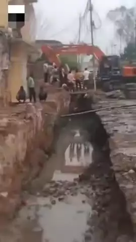 टीकमगढ़: टीकमगढ़: बंडा नहर से कब्जा हटाने के लिए लोगों ने खुद तोड़े मकान-दुकानें, जेसीबी से सफाई शुरू