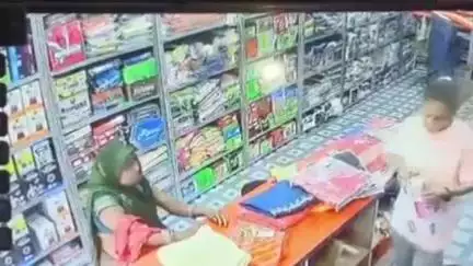 सिहावल: सीधी जिले के सोनबरसा बाजार में साड़ी की दुकान में चोरी, सीसीटीवी में कैद हुई तस्वीर