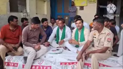 गुन्नौर: कस्बा धनारी में स्थित बिजली घर पर भाकियू के कार्यकर्ताओं ने धरना प्रदर्शन कर नारेबाजी की