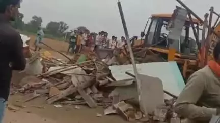 बैतूल नगर: अतिक्रमण हटाने के दौरान युवक ने खाया जहर, परिजनों का आरोप- बिना नोटिस तोड़ी दुकान, युवक अस्पताल में भर्ती