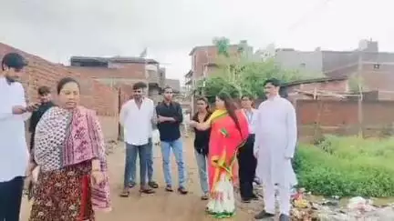 मेदिनीनगर (डालटनगंज): कोयल नदी के निचले इलाकों - पहाड़ी, राहतनगर और चनवारी पहुंचीं महापौर, प्रभावितों की परेशानी जानी
