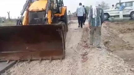 मुरैना नगर: मुड़ियाखेड़ा में अवैध कॉलोनी की पक्की सड़क को नगर निगम के अधिकारियों ने जेसीबी से तुड़वाया