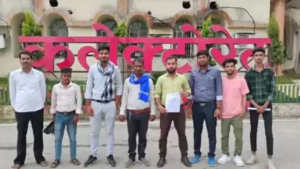 जांजगीर: खैरताल से शिवरीनारायण मुख्य मार्ग एवं डोंगाकोहरौद मार्ग की मरम्मत की मांग को लेकर भीम रेजिमेंट ने किया प्रदर्शन
