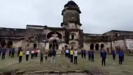 अटेर: अटेर किले पर अंतर्राष्ट्रीय योग दिवस से पहले खेल प्रशिक्षक और सामाजिक संगठनों ने छात्रों को कराया योग अभ्यास