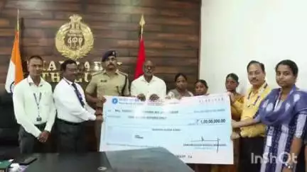 కొత్తగూడెం: మృతి చెందిన అనిల్ కుమార్ కుటుంబ సభ్యులకు కోటి రూపాయల బీమా చెక్కును అందజేసిన జిల్లా ఎస్పీ రోహిత్ రాజు